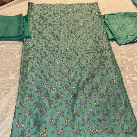 Elegant Green Embroidered Skirt - Picture 1 of 1